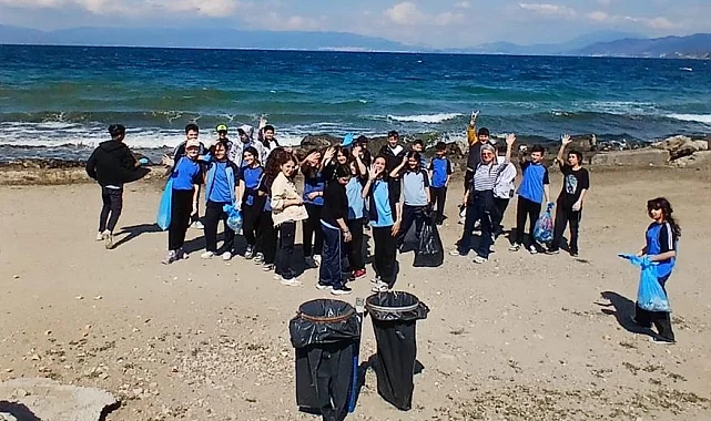 Mudanya'da ortaokul öğrencilerinden sahil temizliği