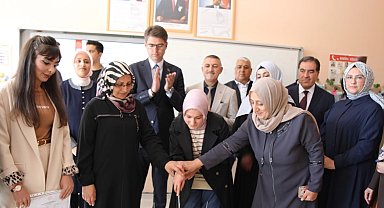 Van'da 'Ebeveyn Okulu'nda mezuniyet sevinci