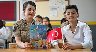 Jandarma okullarda gönüllere dokundu