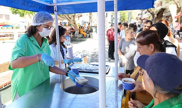 Antalya Büyükşehir Belediyesi geleneksel aşure ikramlarına başladı