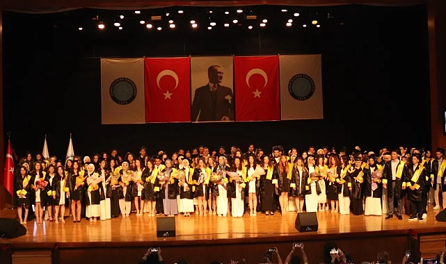 Genç mimarlar mezuniyet coşkusunu yaşadı