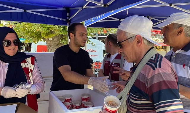 İzmit Belediyesi'nden gönülleri ısıtan aşure ikramı