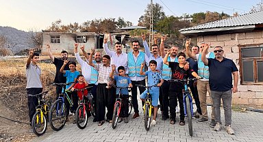 Başkan Gedemenli'den Çamlıbel'de çocuklara bisiklet katkısı