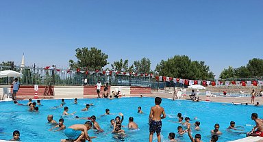 Belediye havuzlarında 152 bin kişi yüzdü