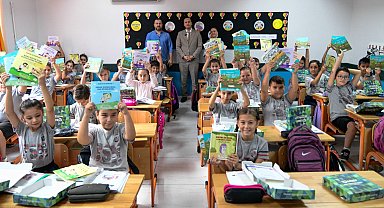 İzmir Bornova Belediyesi'nden miniklere kırtasiye desteği