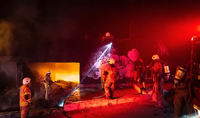 İzmir İtfaiyesi Konak'taki yangında iki kişiyi kurtardı