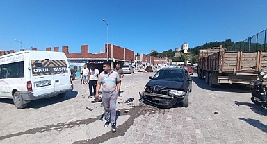 Türkeli'de otomobil ile servis minibüsü çarpıştı: 2'si çocuk 4 yaralı