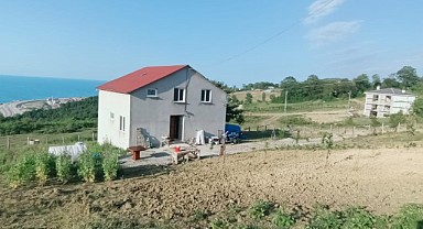 Türkeli'de satılık deniz manzaralı ev ve arsa