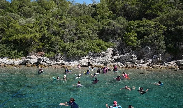 Yüzme öğrenen kadınlar Marmaris'te denizle buluştu