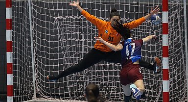 Bursa Büyükşehirli kadın hentbolcular sezona beraberlikle başladı