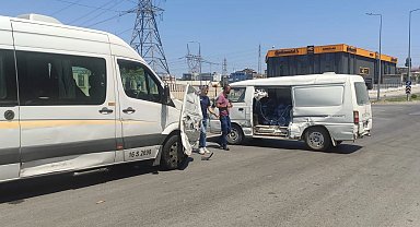 Bursa'da trafik kazası güldürdü! Kapısını arayan şoför, servis minibüsünde buldu
