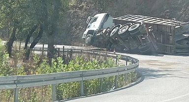 Düzce Yığılca yolunda TIR devrildi!