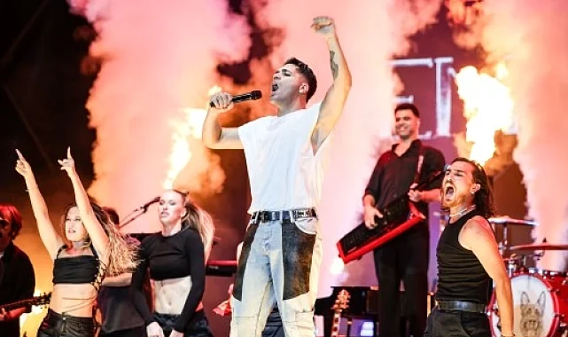 Emir Can İğrek'ten masalsı gece