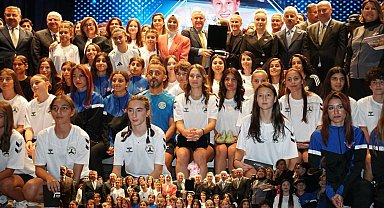 II. Kristal Ayaklar'da futbolun kraliçeleri ödüllendirildi