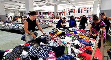 İzmir Bornova'da kıyafet pazarına büyük ilgi