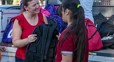 İzmir Güzelbahçe'de 2500 öğrenciye çanta ve kırtasiye desteği