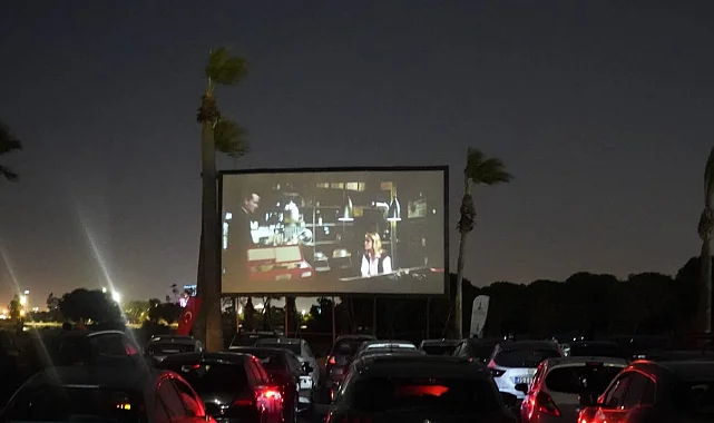 İzmir'de arabada film keyfi