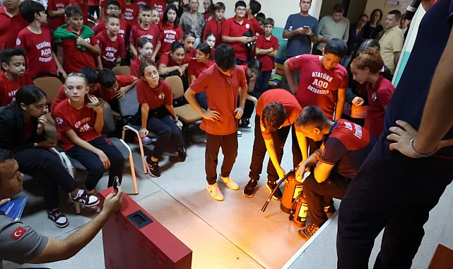 İzmir'de ateş savaşçıları öğrencilerle buluştu