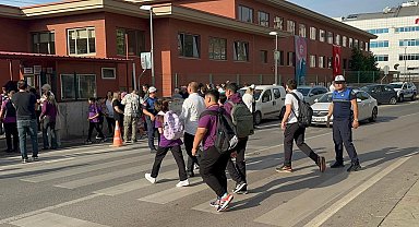 Kocaeli zabıtası öğrencilere kol kanat gerdi