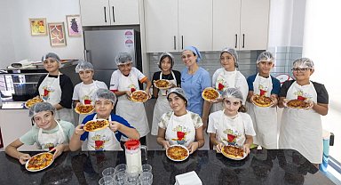 Mersin Mezitli'de minik şefler pizza yaptı