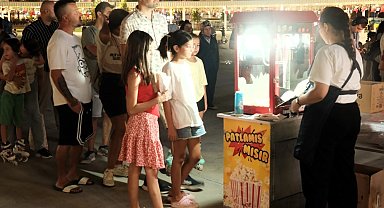 Milli İrade'de açık havada sinema keyfi devam ediyor