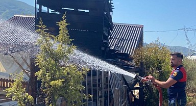 Türkeli'de anız yangını eve sıçradı