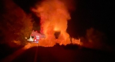 Türkeli'de kamyonet alev aldı