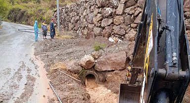 Antalya Büyükşehir yağışta da görevde