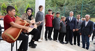 Artvin'de tulumla karşılanan Vali Ergün'den halı saha istediler