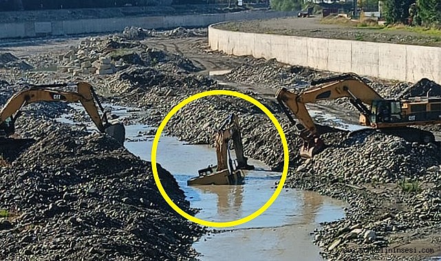 Ayancık'ta iş makinesi suya gömüldü