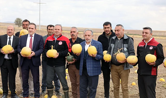 Birinci olan Kayseri Talaslı çiftçiye Başkan Yalçın'dan tebrik