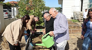 Bursa Nilüfer'de yaşlıların ellerinden toprağa can suyu