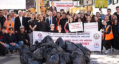 Denizli'de gençler Cumhuriyet için el ele
