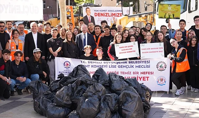 Denizli'de gençler Cumhuriyet için el ele