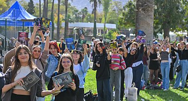 Edebiyat dünyasının kalbi İzmir Kültürpark'ta attı