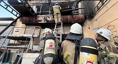 İzmir İtfaiyesi, Bornova'daki iş yeri yangınını kontrol altına aldı