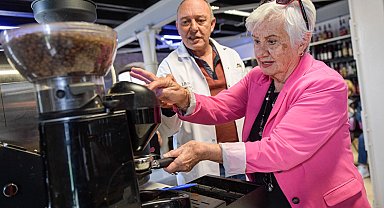 İzmir'de ileri yaş baristalar iş başında