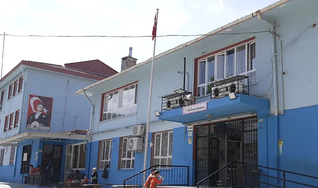 İzmir'in okullarına Büyükşehir eli