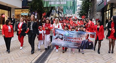 İzmit'te Cumhuriyet Korteji çocukların adımlarıyla renklendi