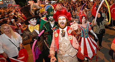 Kaleiçi sokaklarında büyüleyici kortej geçişi