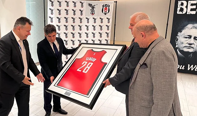 Milli basketbolcu Alperen Şengün'ün forması artık New York Türkevi'nde!