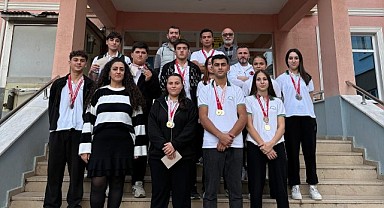 Türkeli Anadolu Lisesi öğrencilerinden bilek güreşinde büyük başarı