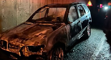 Türkeli'de yabancı plakalı araç küle döndü