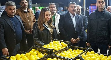 Başkan Vekili Büşra Özdemir'den hal esnafına ziyaret