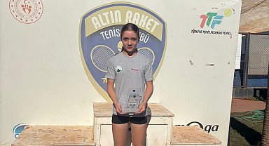 Bursa Osmangazili raket şampiyonluk kürsüsüne oturdu