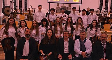 Bursa Zeki Müren Lisesi öğrencileri Avrupa'da sahneyi büyüledi