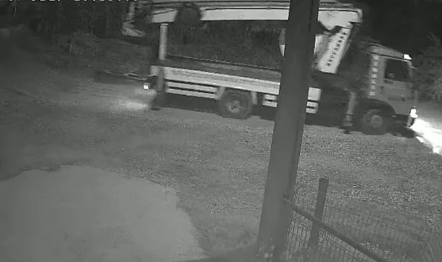 Düzce'de mobil vinç telefon direğini kırıp olay yerinden uzaklaştı