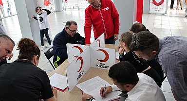 İzmir'de 10 okulda eş zamanlı kan bağışı