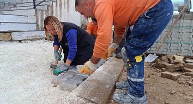Kadın Başkan kaldırım taşlarını döşedi