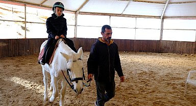 Kocaeli'de ara tatili at üstünde geçirdiler